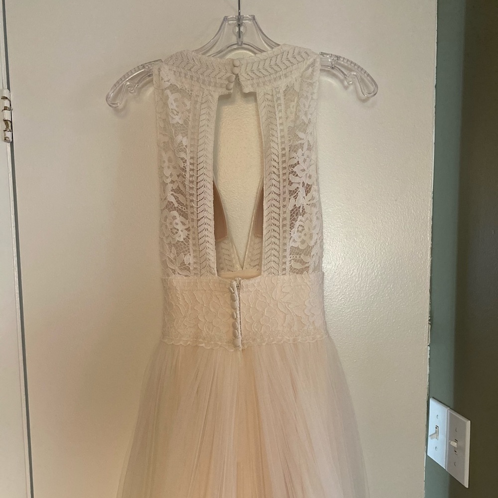 Wedding gown - never worn - Picture 2 of 5